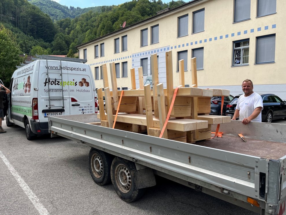 Holzbänke auf einem Anhänger.