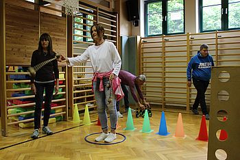 Es wird ein Wurfspiel gespielt
