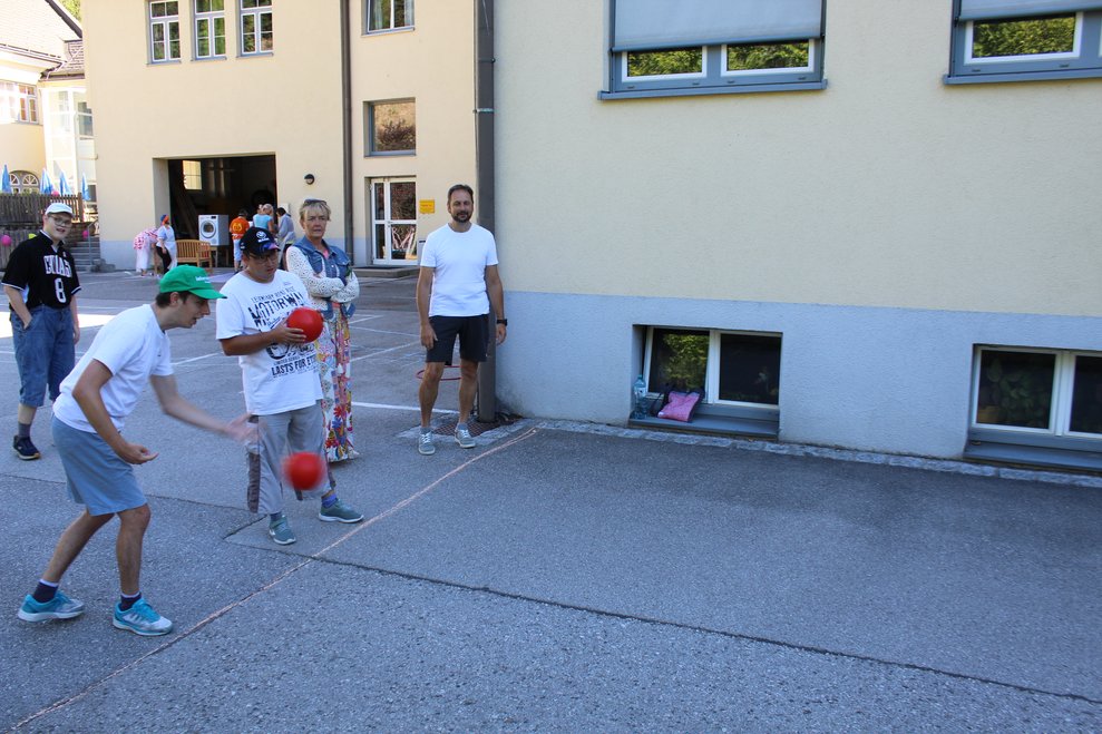 Ein Mann wirft einen Ball.